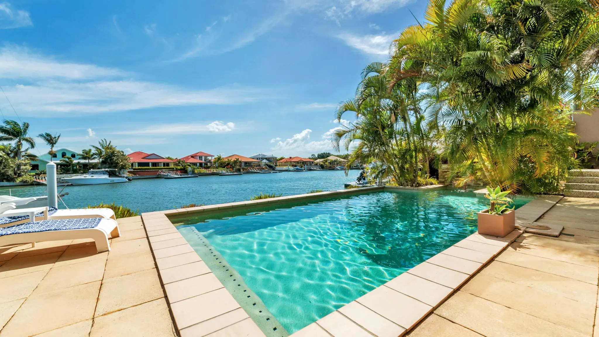 Luxurious_Stays_2