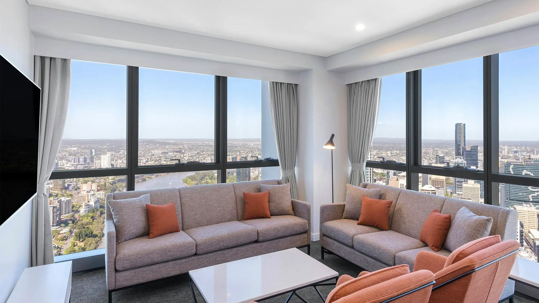 Meriton_Suites_Adelaide_Street_Brisbane_1