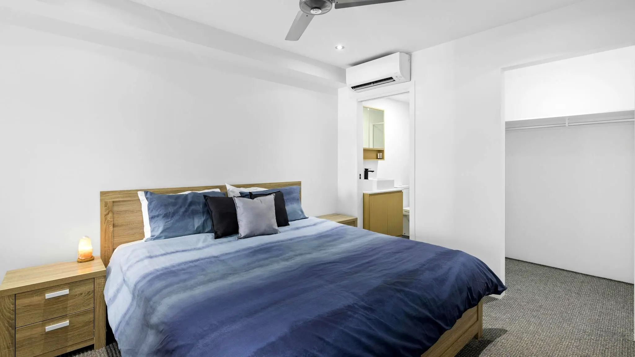 Modern_Unit_On_The_Marina_2