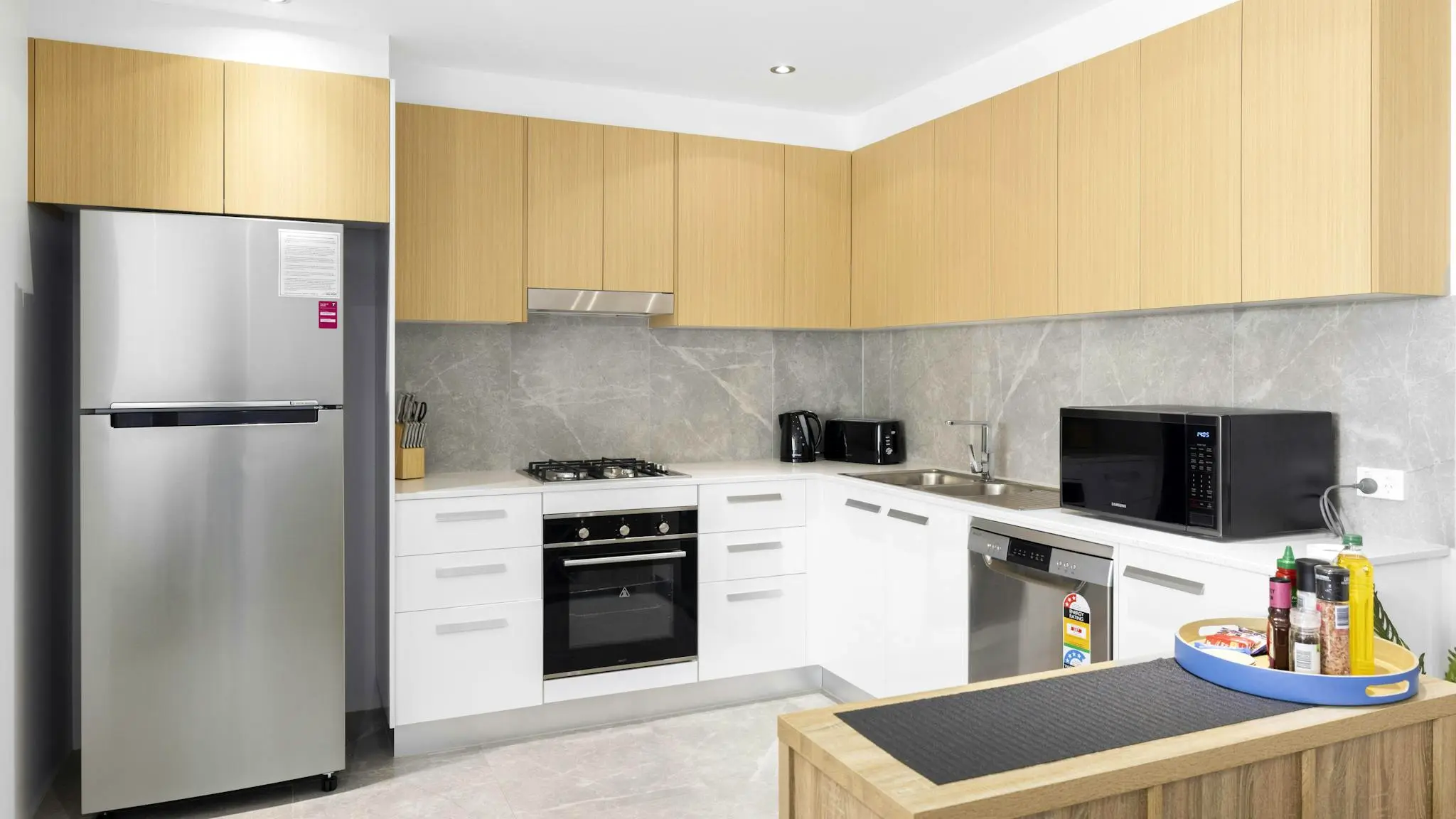 Modern_Unit_On_The_Marina_4