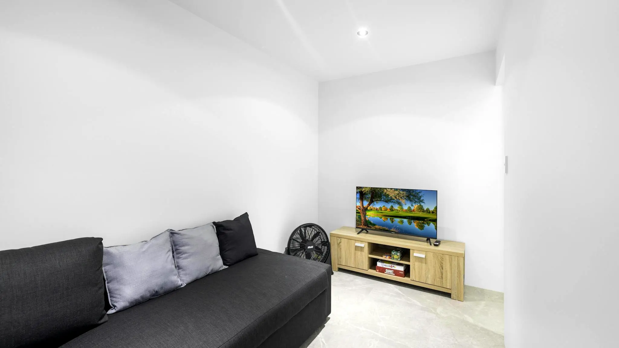 Modern_Unit_On_The_Marina_6