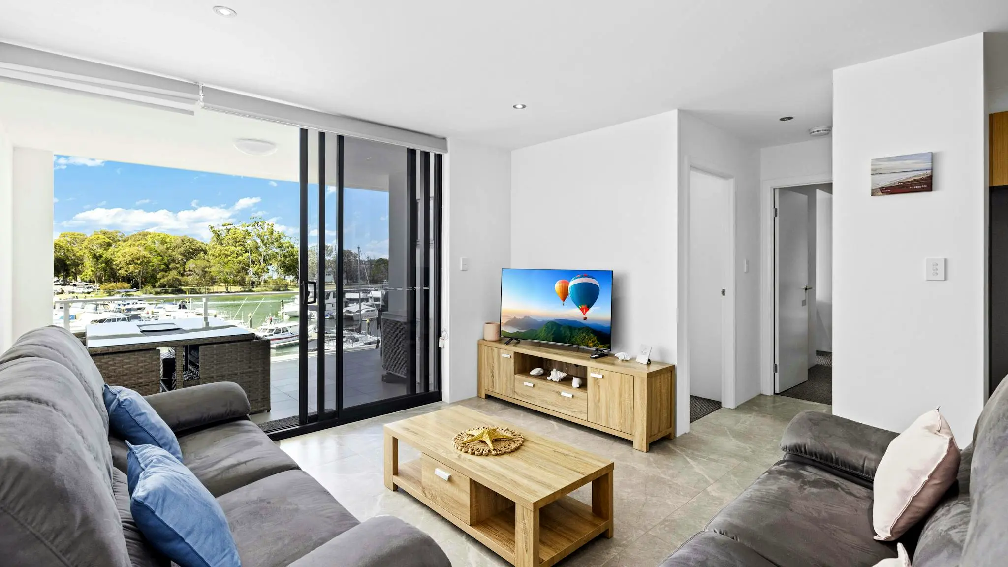 Modern_Unit_On_The_Marina_7