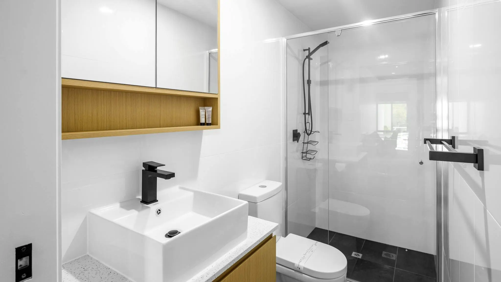 Modern_Unit_On_The_Marina_8