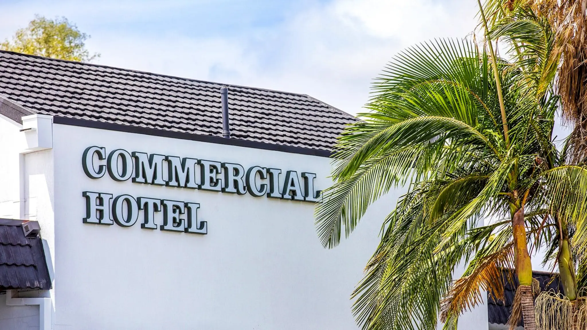 Nightcap_at_Commercial_Hotel_2