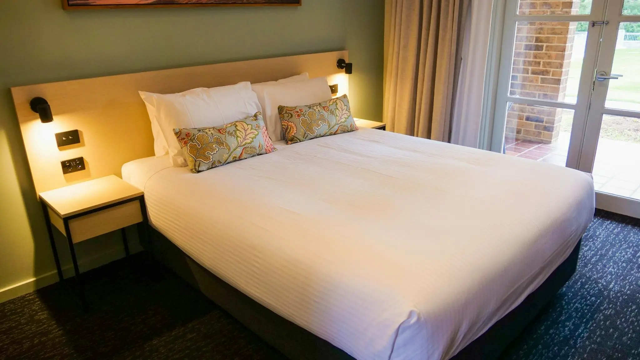Nightcap_at_Hinterland_Hotel_6