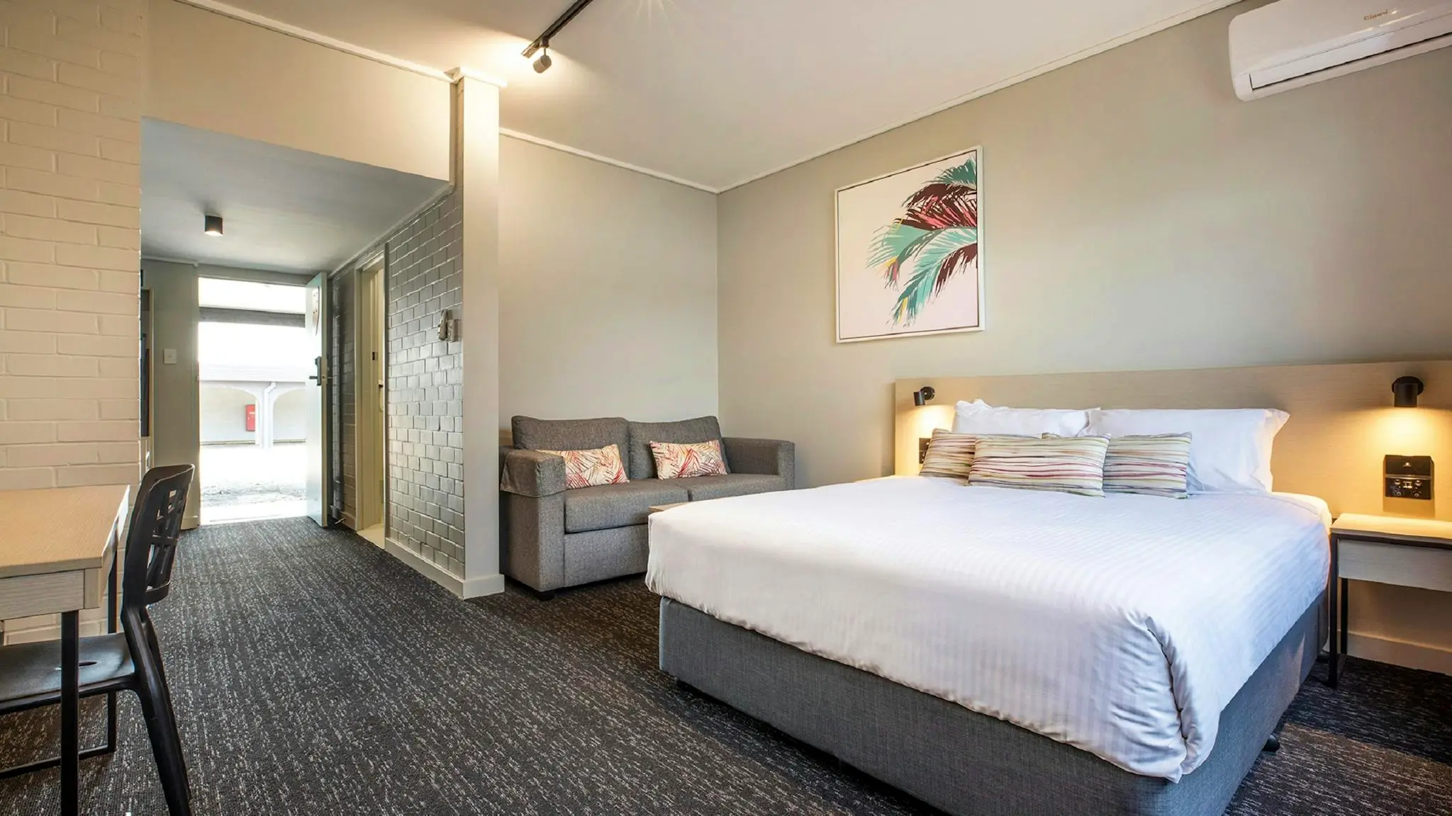 Nightcap_at_Springwood_Hotel_6