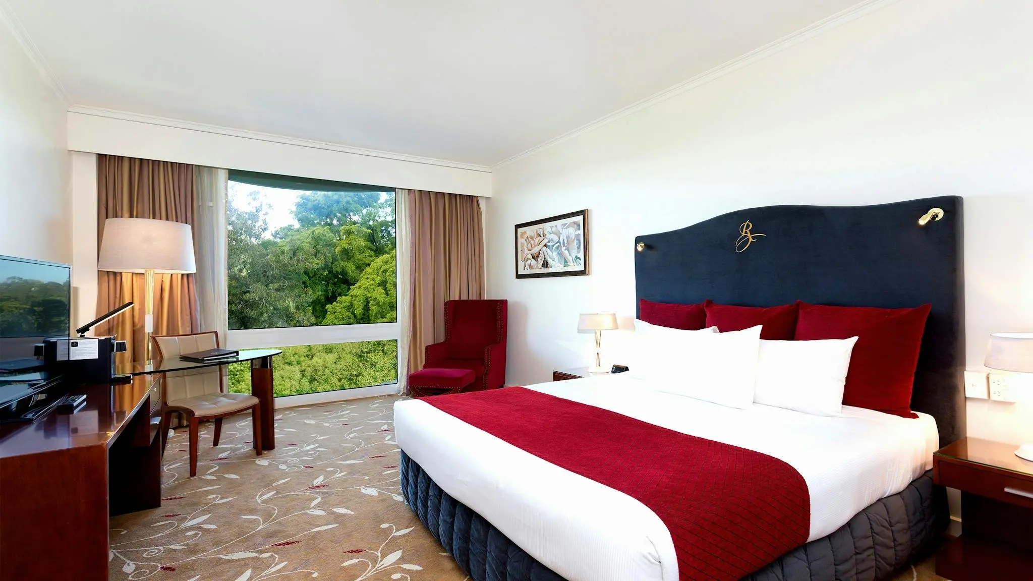 Royal_On_The_Park_Hotel_and_Suites_2
