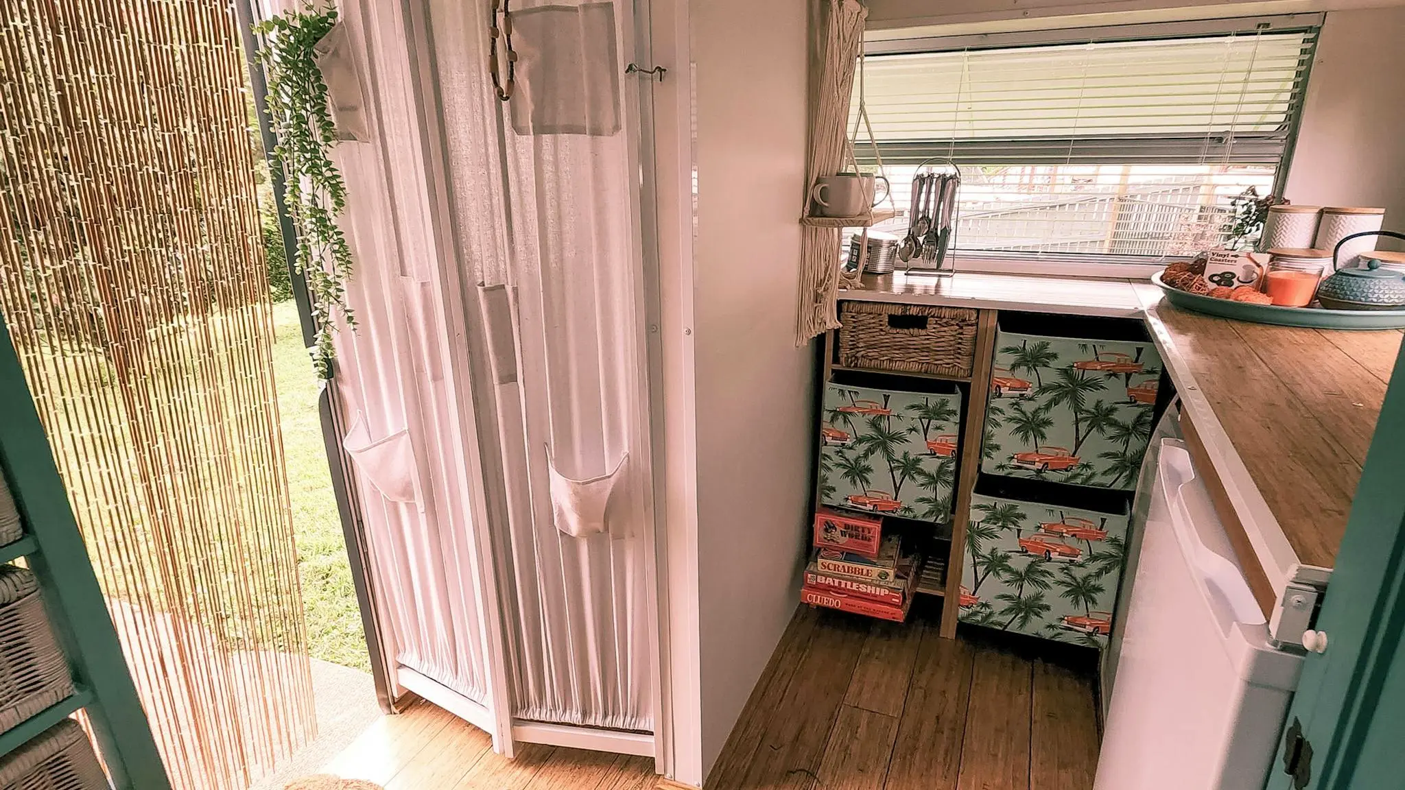 Zomer_the_Retro_Caravan_and_Hot_Tub_1